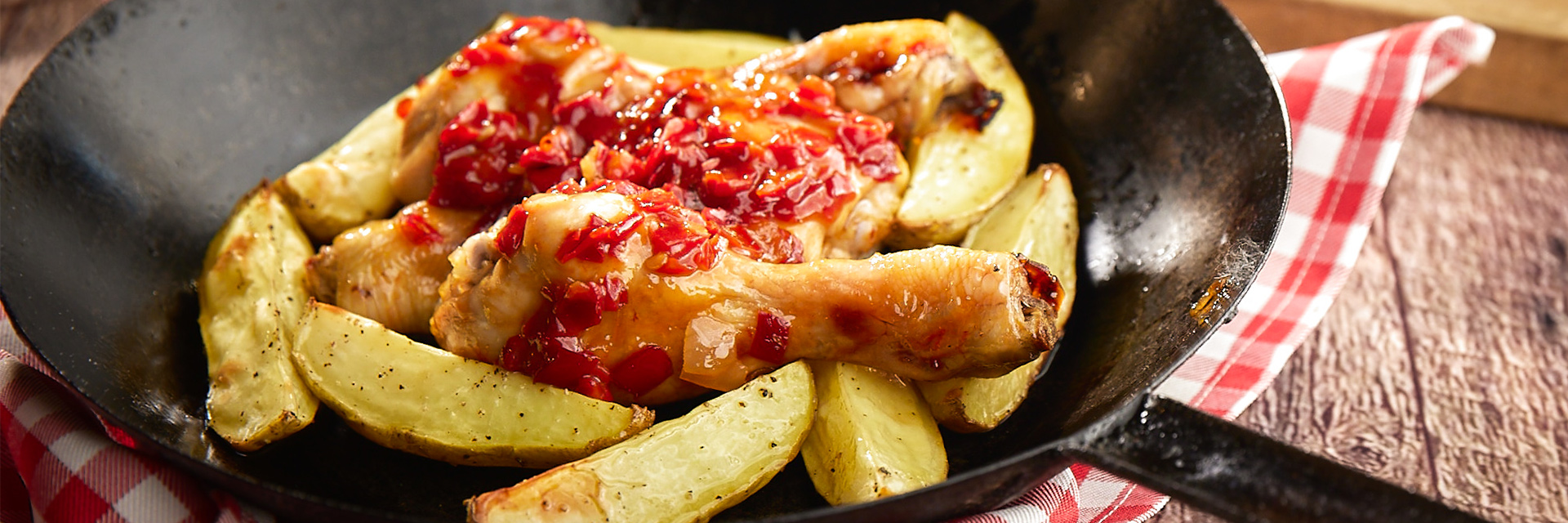 Cosce di pollo con peperoni rossi piccanti e patate al forno