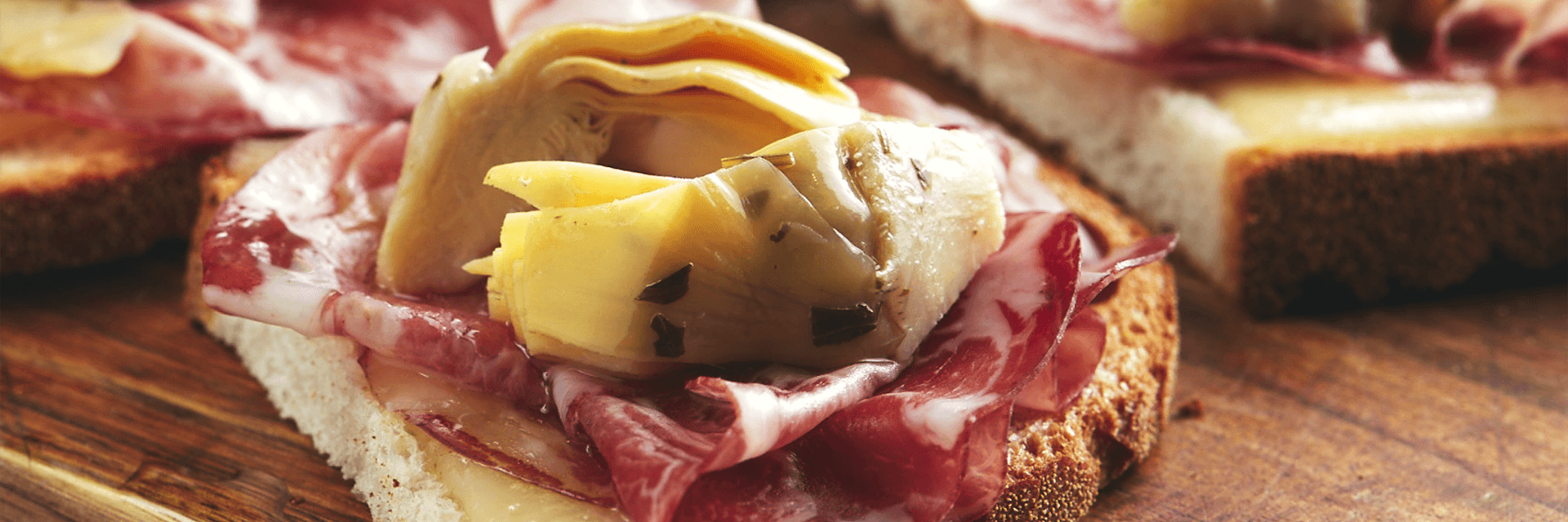 Bruschetta med Carciofi alla Contadina, coppa och scamorza