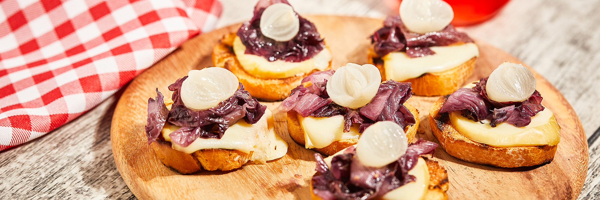 Crostini med Borettane-lök, provola och radicchio